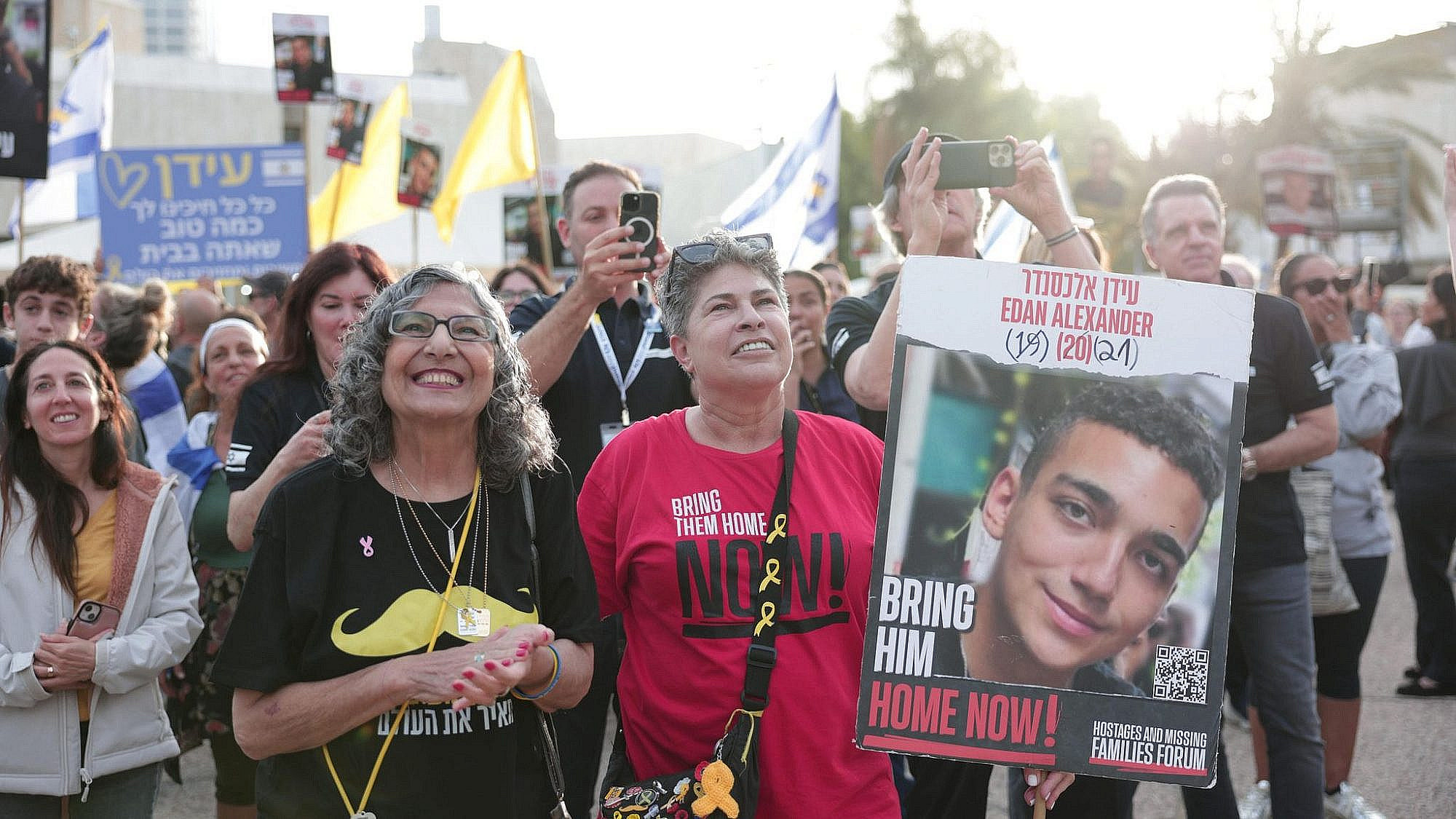 חיוכים נדירים בכיכר החטופים, עידן אלכסנדר חוזר הביתה | צילום: ליאור רוטשטיין