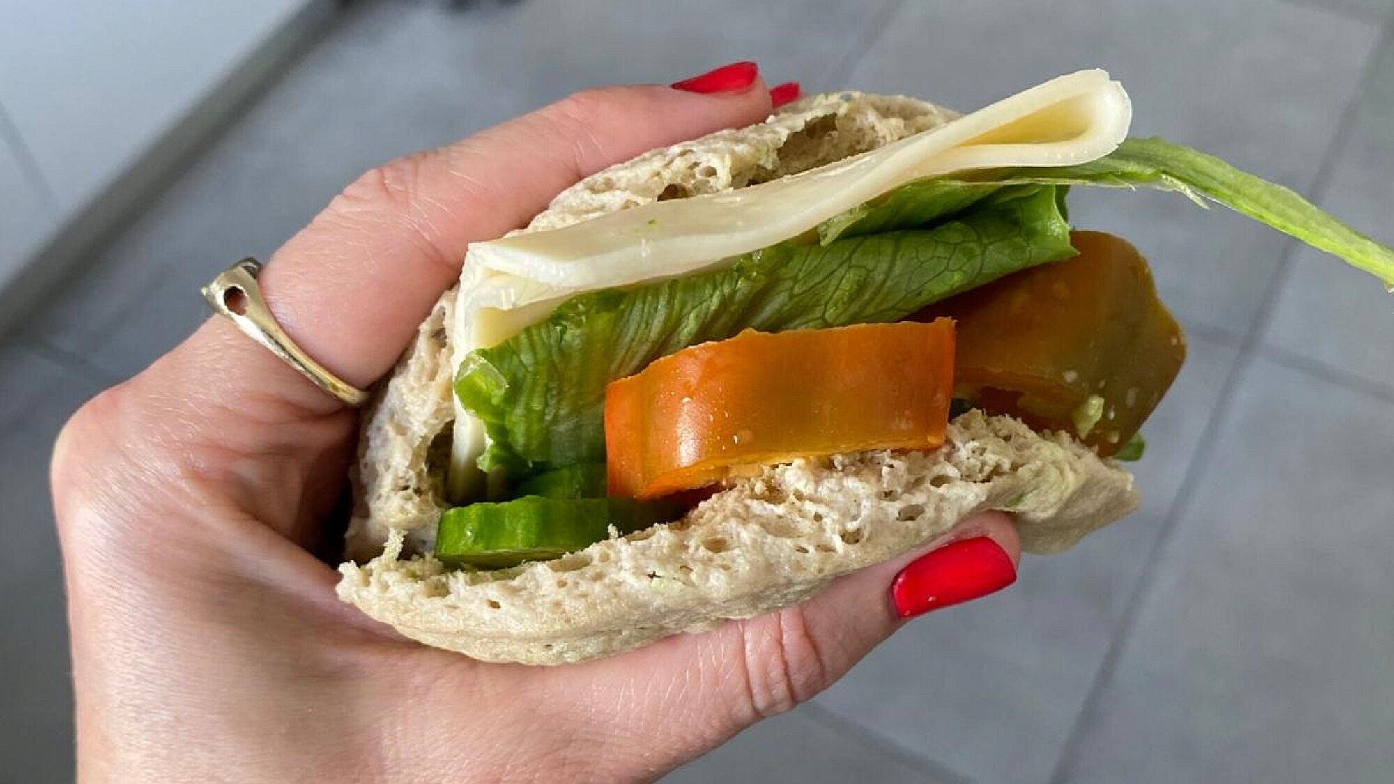 הכי סוגרת פינה לארוחת ערב או בוקר. פיתה טחינה | צילום: שרין לוי מינץ הכי סוגרת פינה לארוחת ערב או בוקר. פיתה טחינה | צילום: שרין לוי מינץ