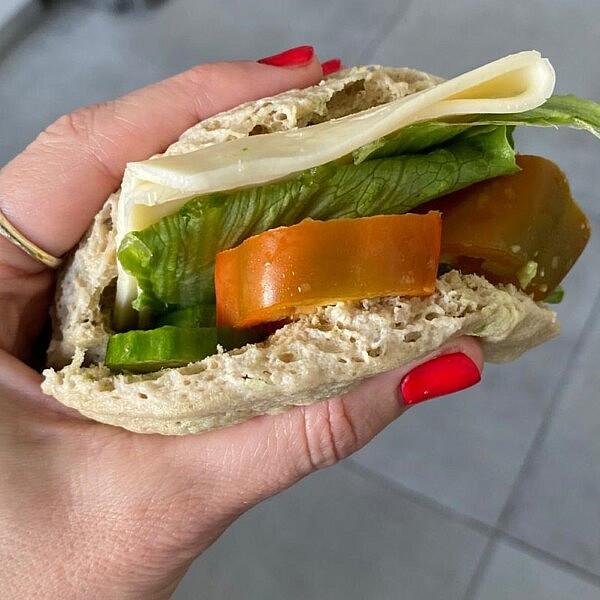 הכי סוגרת פינה לארוחת ערב או בוקר. פיתה טחינה | צילום: שרין לוי מינץ