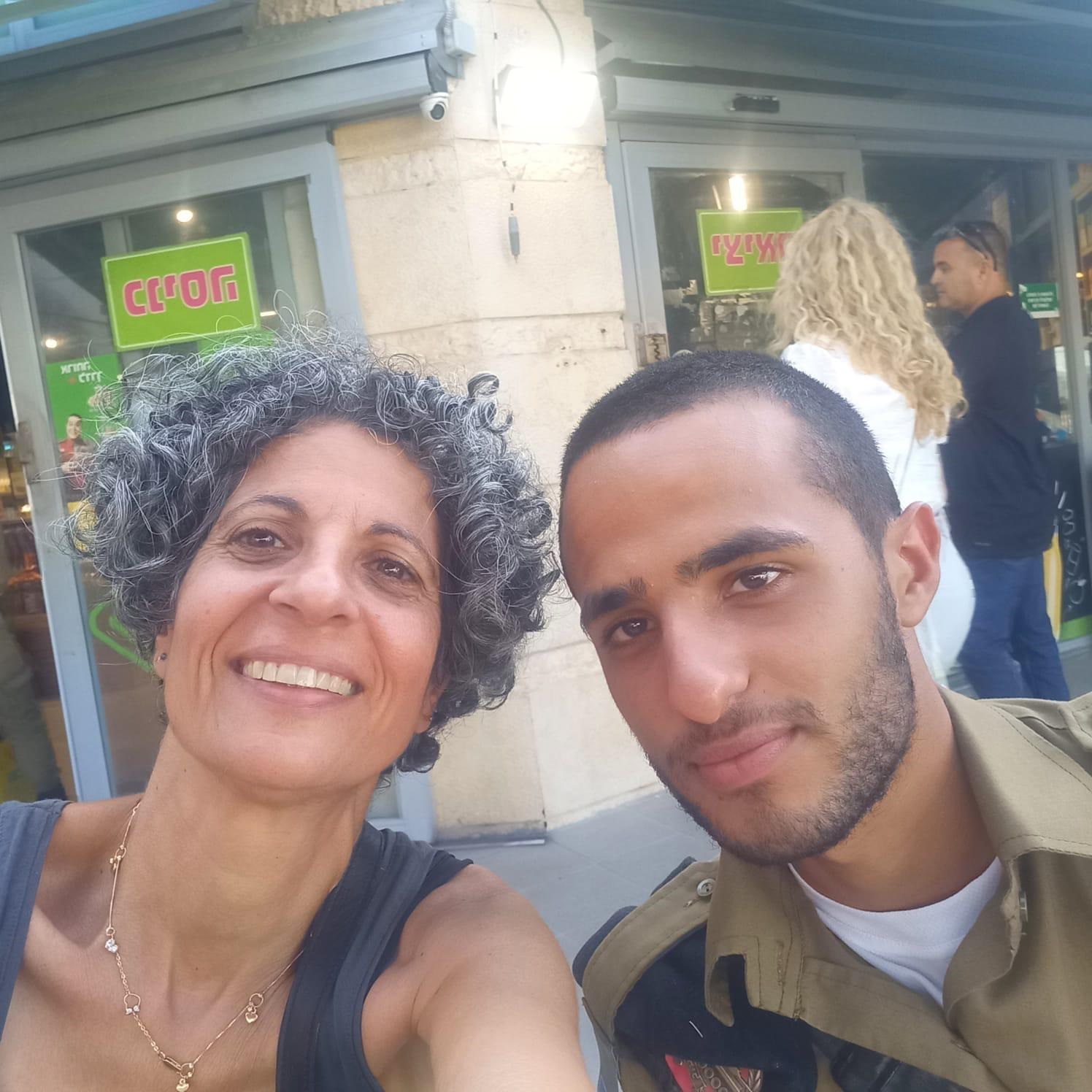 ויקי כהן ובנה נמרוד החטוף בשבי | צילום: באדיבות המשפחה