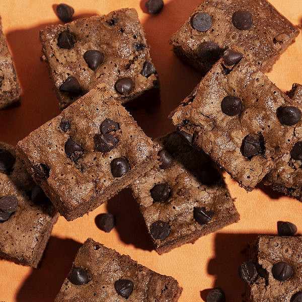 ביס ממכר ועוגה שאי אפשר להפסיק ליישר, בלונדיז עם מרכיב סודי מפתיע | צילום: freepik