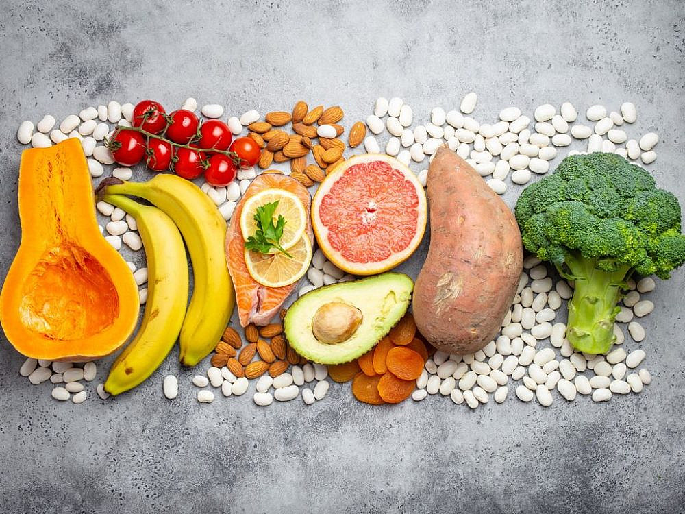 מבחר מזונות מאבות המזון שבריאים לאכול בזמן הנקה. צילום: Canva