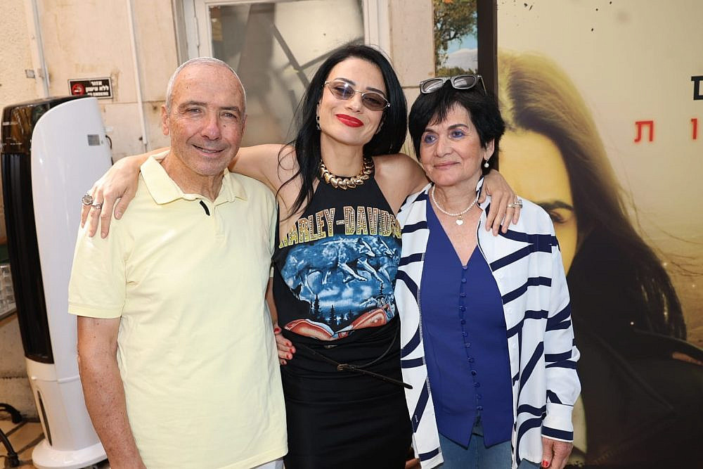 רגע של נחת. נינט טייב והוריה בפרימיירה של הסדרה &quot;גחליליות&quot; | צילום: רפי דלויה