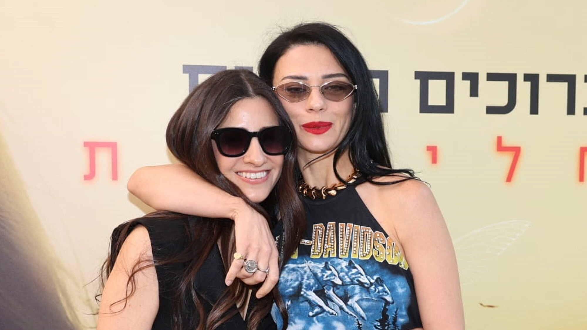 לוהטות יותר מהשמש. נינט טייב ודאנה איבגי בפרימיירה של הסדרה "גחליליות" | צילום: רפי דלויה