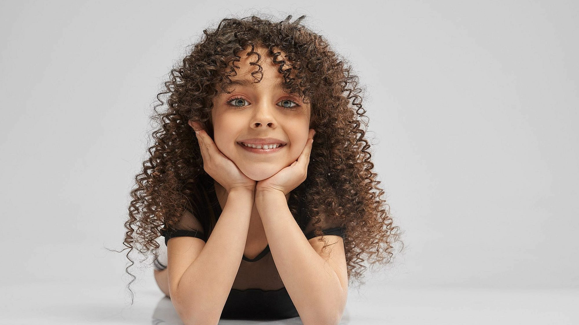 "השיער קופץ כשאת קופצת משמחה. וכשהתלתלים נופלים לך על המצח, הם שולחים לך נשיקה קטנה ומתוקה" | צילום: ArtPhoto_studio by Freepik