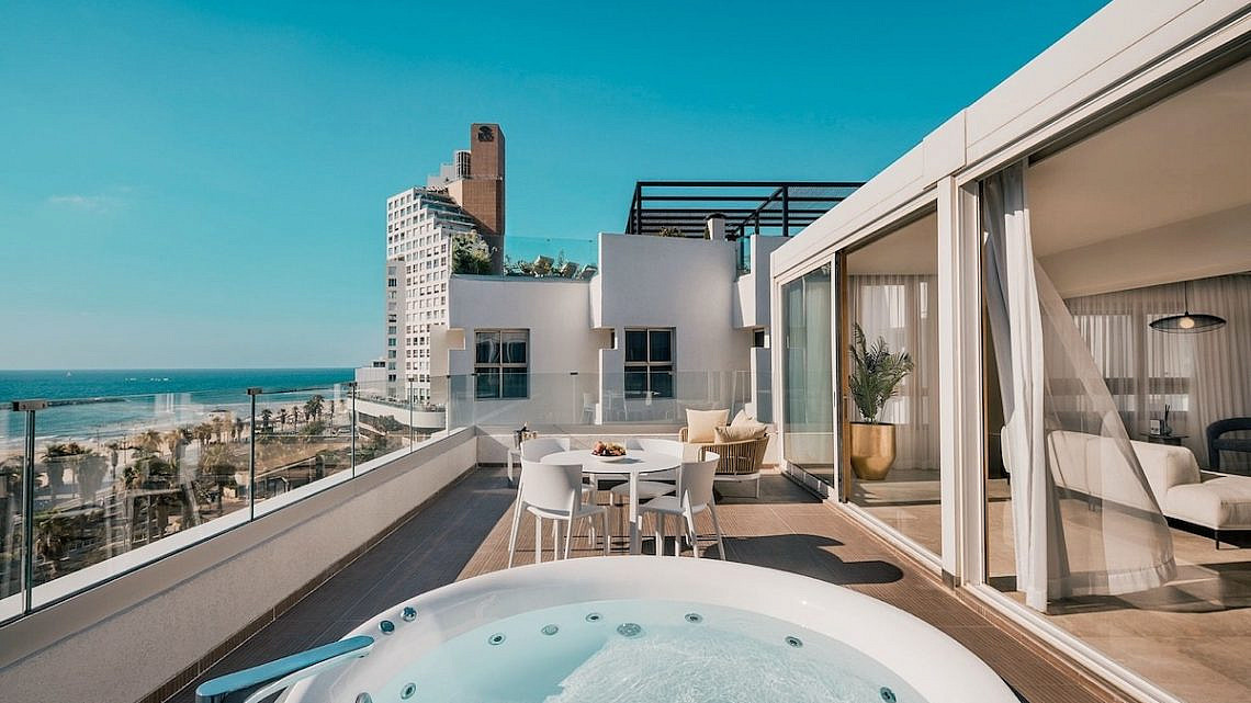 דרינק תוך כדי שכשוך, אל מול שקיעה שנמסה לים. מלון JEWEL | צילום: אתר רשמי