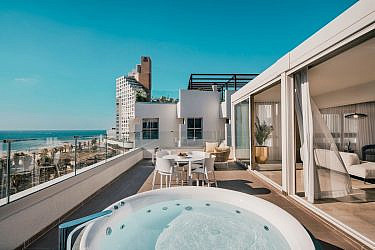 דרינק תוך כדי שכשוך, אל מול שקיעה שנמסה לים. מלון JEWEL | צילום: אתר רשמי