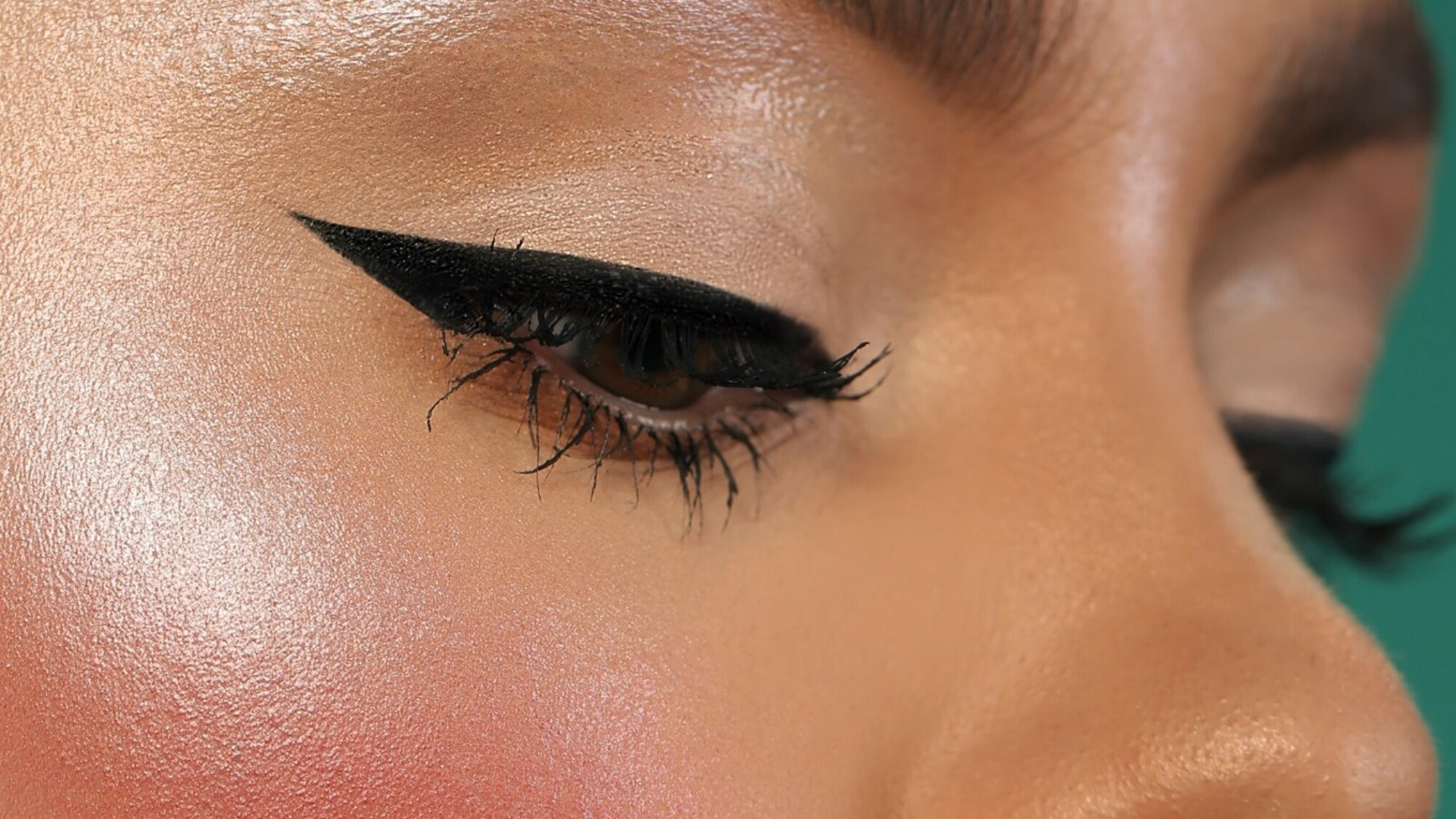 סוף עידן הדרמה של האייליינר השחור | צילום: בן לאון, איפור: ירין שחף