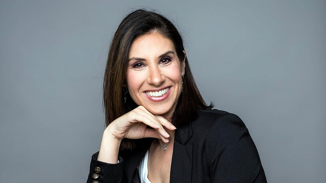 הילה אדליס. מקשיבה. באמת. בלי קלישאות. היא מציבה מראה, לא כדי לחשוף חולשות, אלא כדי להזכיר לך מי אתה. צילום: זוהר סיארה