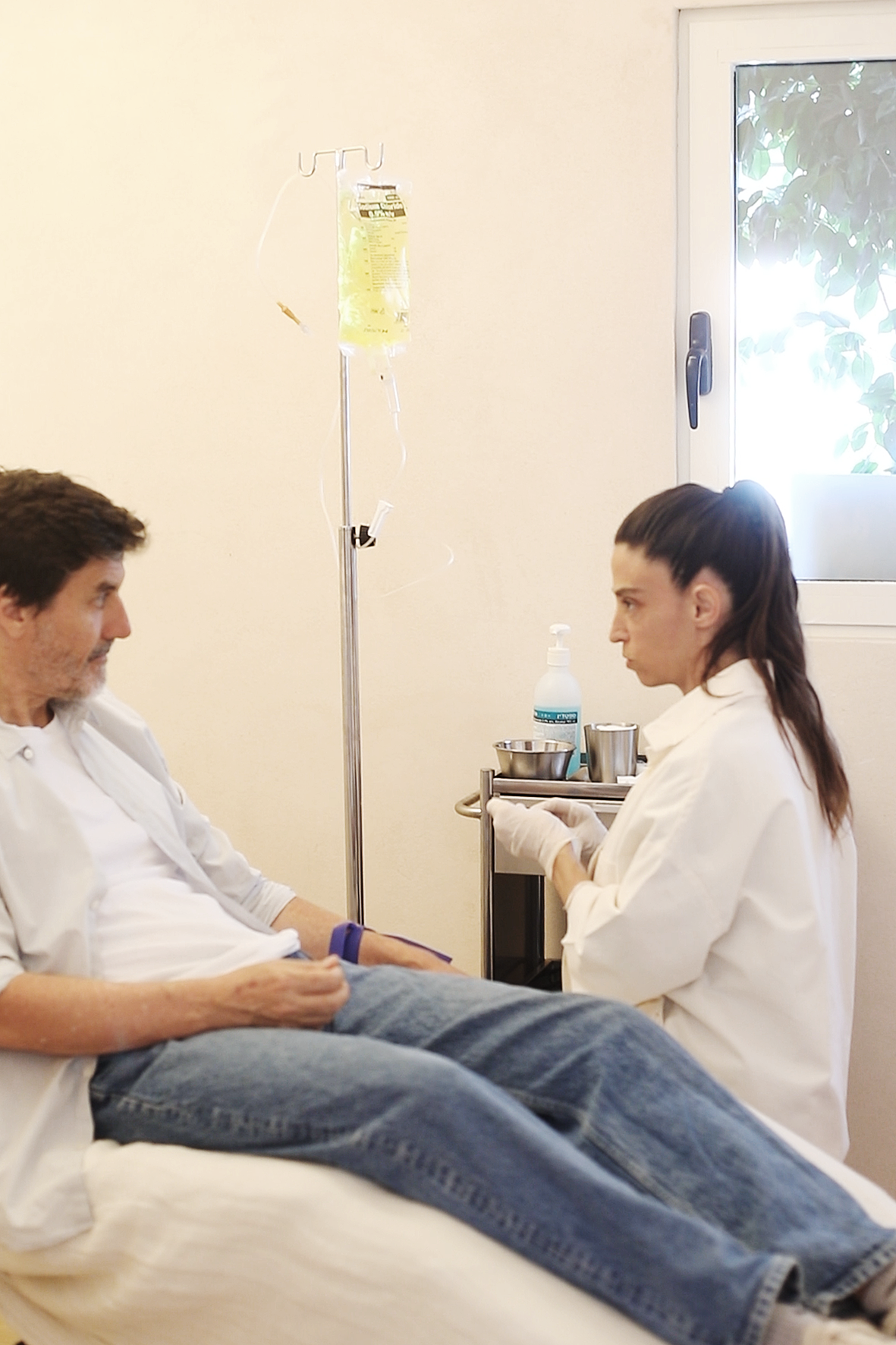 ככה זה נראה מקרוב. טיפול עירוי ויטמינים במרפאת שבא של ד&quot;ר ענבל שרון | צילום: רוני כנעני