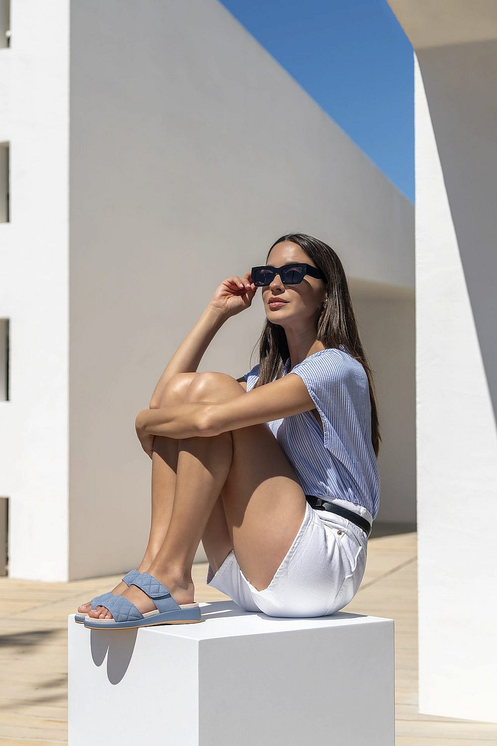 סנדלי רצועות קווילט של CAPRICE. להשיג ברשת הלב הכחול ובאתר www.BlueHeart.co.il | צילום: יח"צ