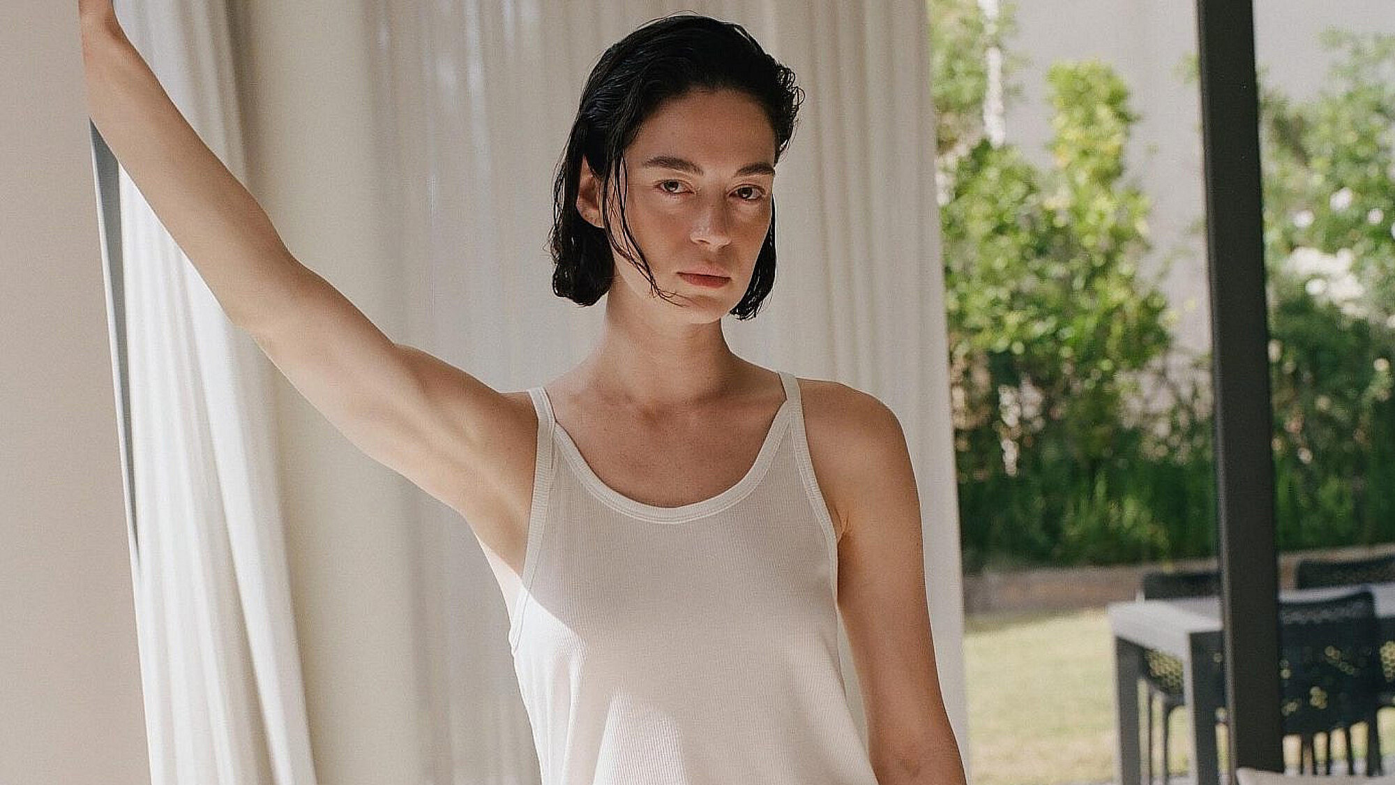 קארן מזרחי. גופיה 180 ש"ח, מכנסיים 320 ש"ח | צילום אסף עייני קארן מזרחי. גופיה 180 ש"ח, מכנסיים 320 ש"ח | צילום אסף עייני