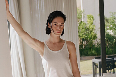 קארן מזרחי.  גופיה 180 ש"ח, מכנסיים 320 ש"ח | צילום אסף עייני