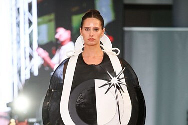 כשגעגוע וזיכרון לסבא אהוב הופכים לקולקציה גרפית נוגעת ללב. דגם של נטע קרפ | צילום: יוסי קרסו