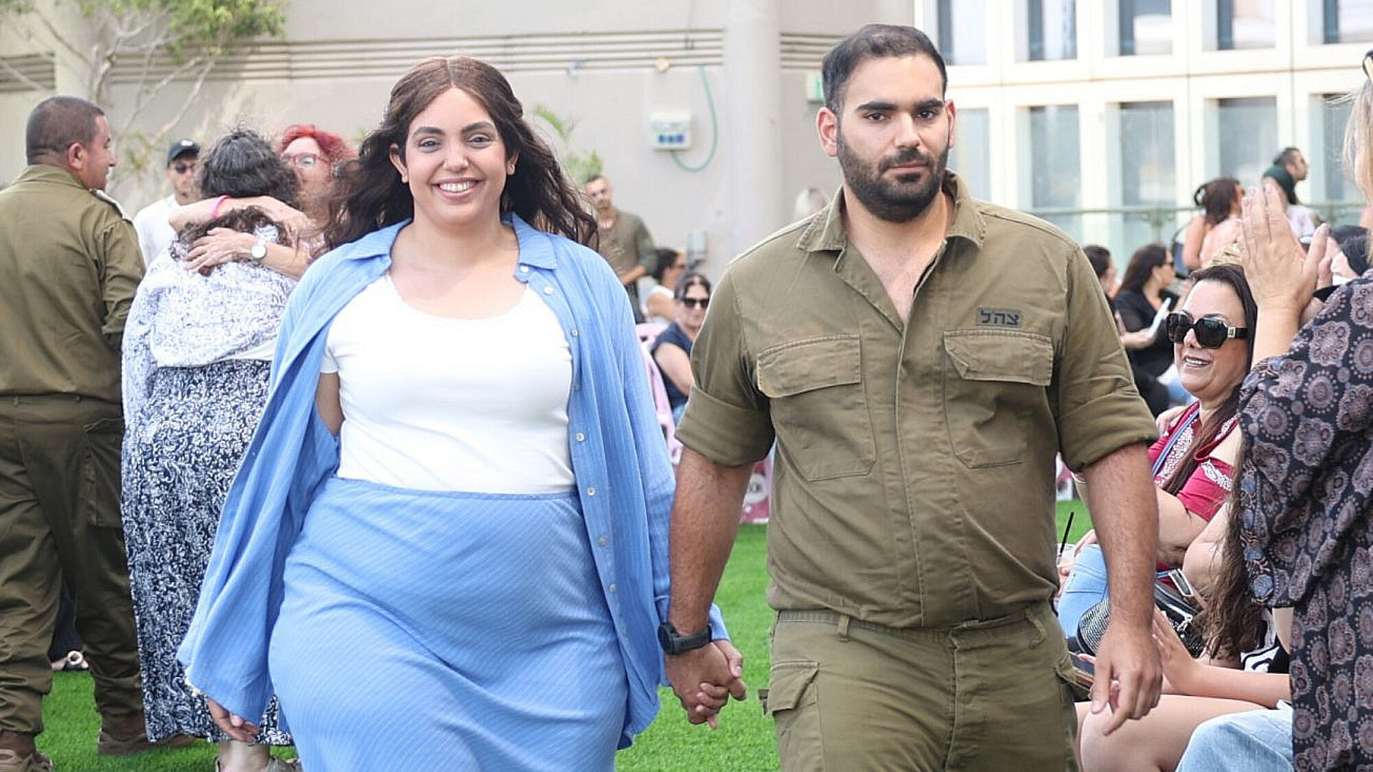 "גם אביהו וגם אני מרגישים בני מזל, נשארנו בחיים". ליאל אביב ואביהו גת חן | צילום: אור גפן "גם אביהו וגם אני מרגישים בני מזל, נשארנו בחיים". ליאל אביב ואביהו גת חן | צילום: אור גפן