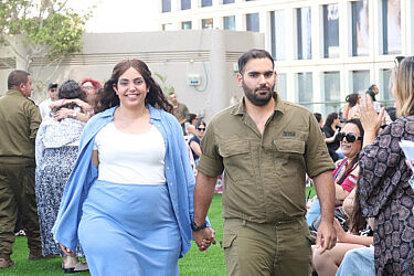 "גם אביהו וגם אני מרגישים בני מזל, נשארנו בחיים". ליאל אביב ואביהו גת חן | צילום: אור גפן