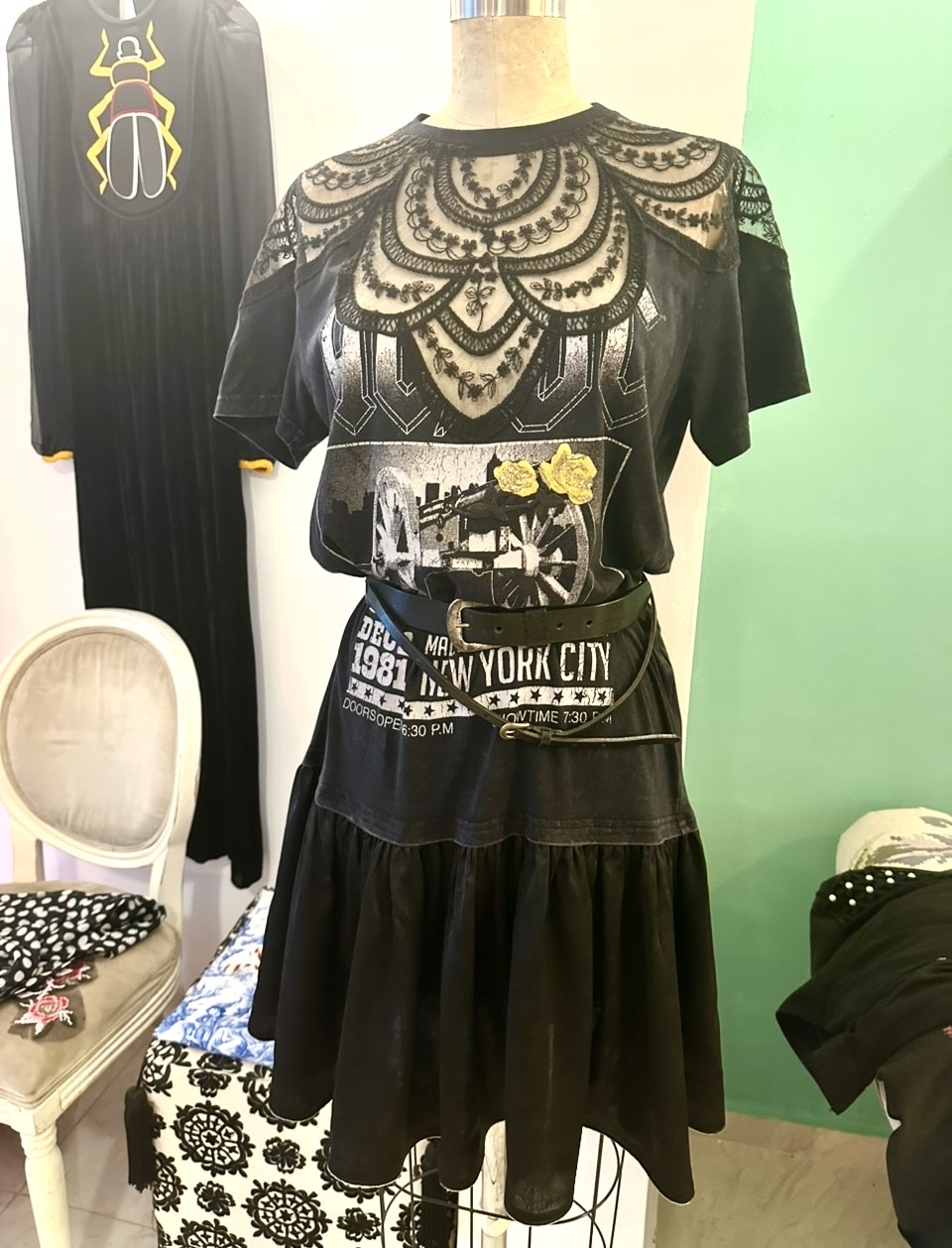 גדי אלימלך במכירה מיוחדת של חולצות אפ-סייקל בעיצובו | צילום: גדי אלימלך