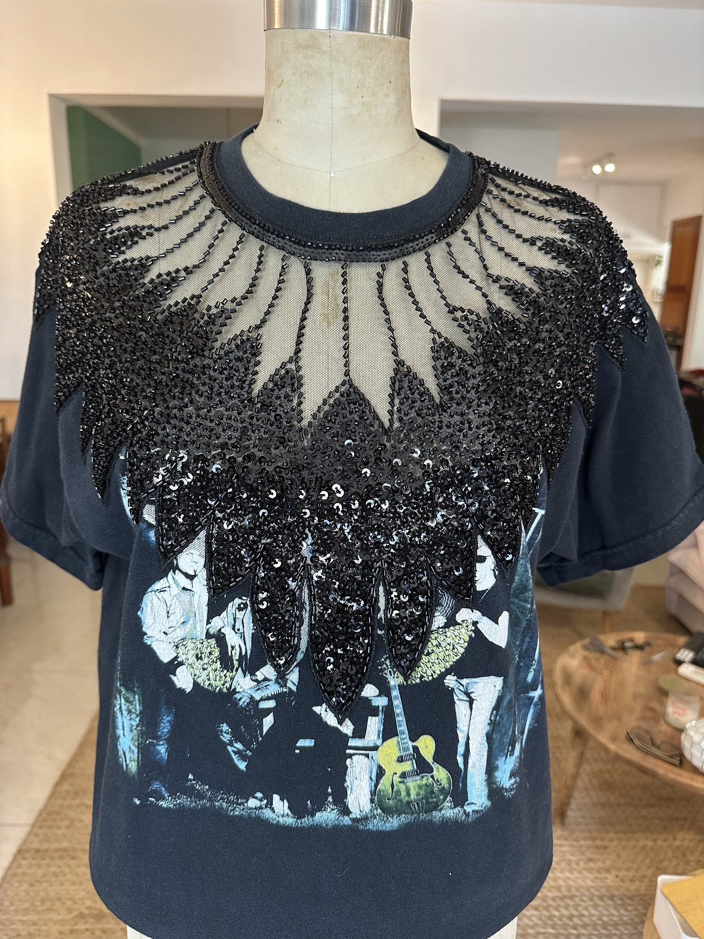 גדי אלימלך במכירה מיוחדת של חולצות אפ-סייקל בעיצובו | צילום: גדי אלימלך