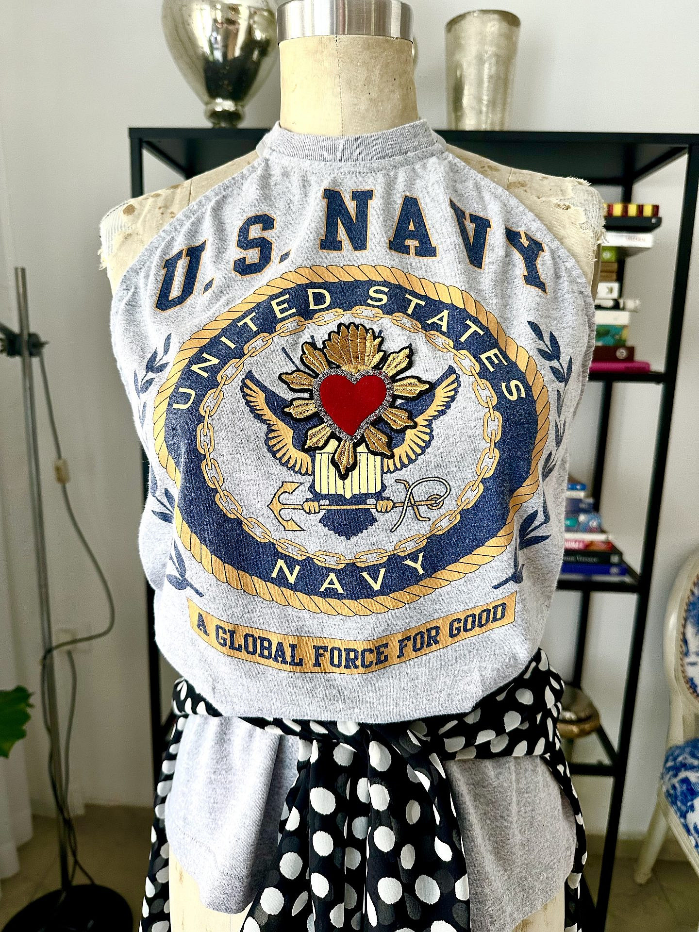 גדי אלימלך במכירה מיוחדת של חולצות אפ-סייקל בעיצובו | צילום: גדי אלימלך