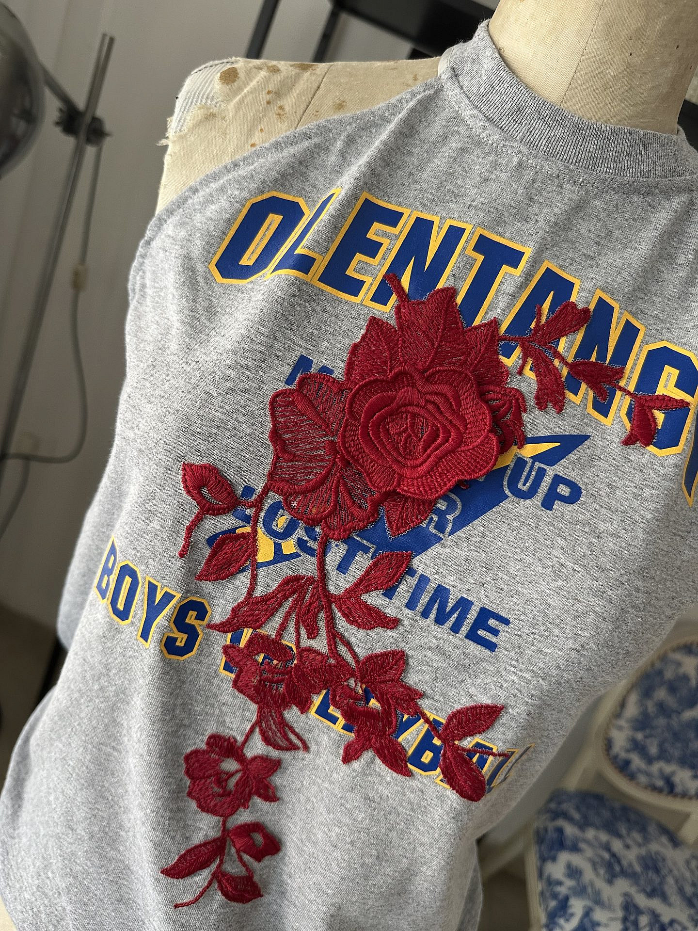 גדי אלימלך במכירה מיוחדת של חולצות אפ-סייקל בעיצובו | צילום: גדי אלימלך