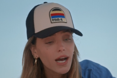 ה-Happy Socks של הכובעים. רותם סלע מתוך "אוףרוד" | צילום מסך, נטפליקס