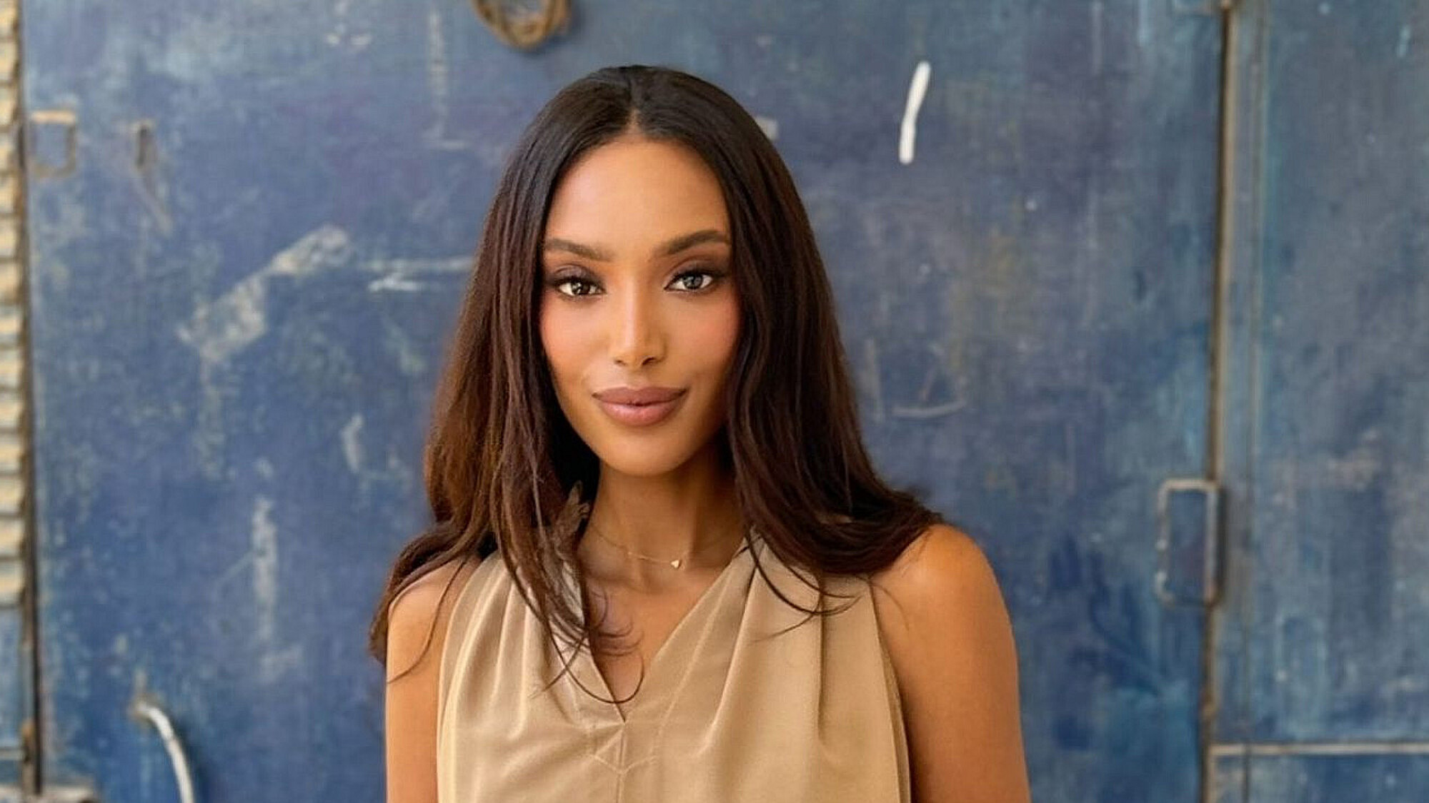 לוק מינימלי עם סטייל מקסימלי. אלמז מנגיסטו | צילום: akalstudio