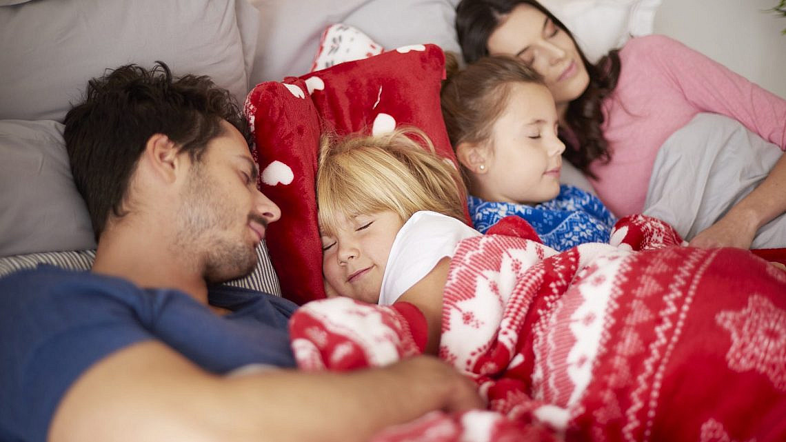 חלומות על אותו כר. לינה משותפת | צילום: freepik חלומות על אותו כר. לינה משותפת | צילום: freepik