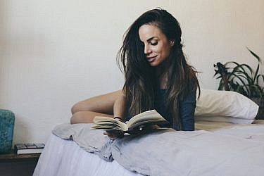 דפדוף נעים. הספרים הכי סקסיים שקראנו | צילום: Magnific
