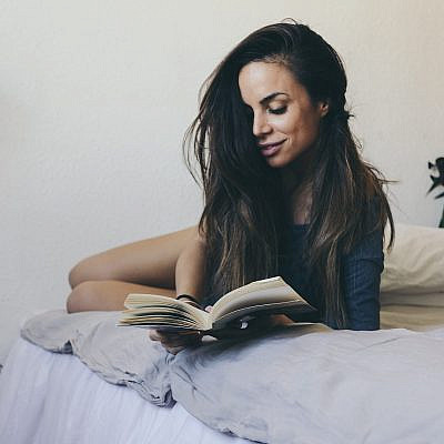 דפדוף נעים. הספרים הכי סקסיים שקראנו | צילום: Magnific