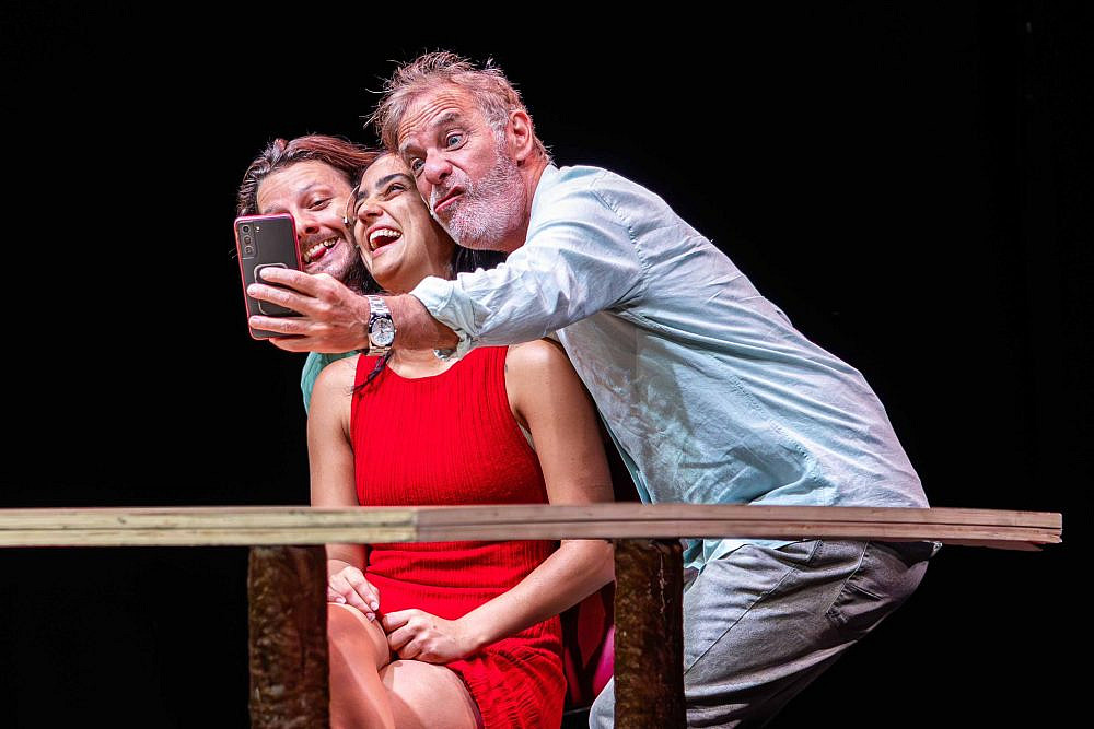 מתוך ההצגה &quot;משחזרת&quot; מאת דניאל ארד. שחקנים: שרון אלכסנדר, יובל רז, נועם טל | צילום: מאיה נחום