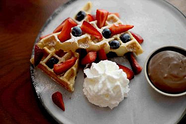 בראנץ' במסעדת LOFT במלון ג'ורג' תל אביב | צילום: מאי קשטן