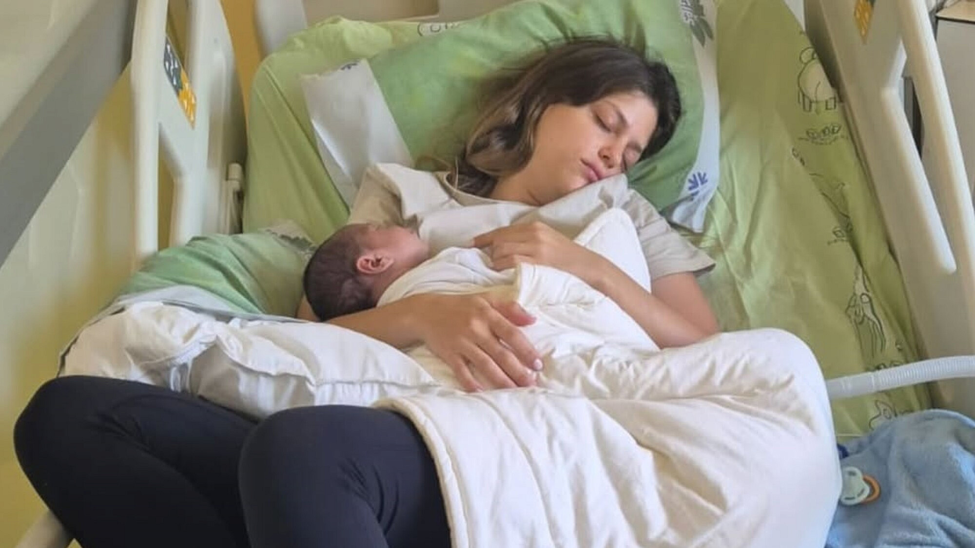 לירון רביבו ובנה בבית החולים | צילום: אינסטגרם _lironrevivo@