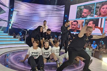 אין מה לראות פה. פריצת פעילי "עומדים ביחד" לבית האח הגדול. (צילום: משתמש X/ אלק יפרמוב/ @alecyefremov)