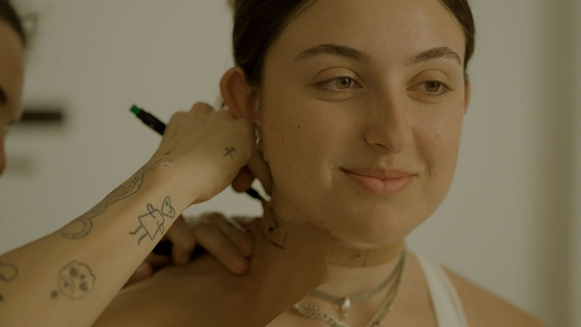 שורדת הטבח שיראל גבאי במדידות ל"מעצבים מסלול מחדש" | צילום: ניר דוידזון שורדת הטבח שיראל גבאי במדידות ל"מעצבים מסלול מחדש" | צילום: ניר דוידזון