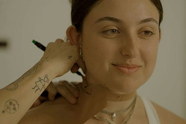 שורדת הטבח שיראל גבאי במדידות ל"מעצבים מסלול מחדש" | צילום: ניר דוידזון