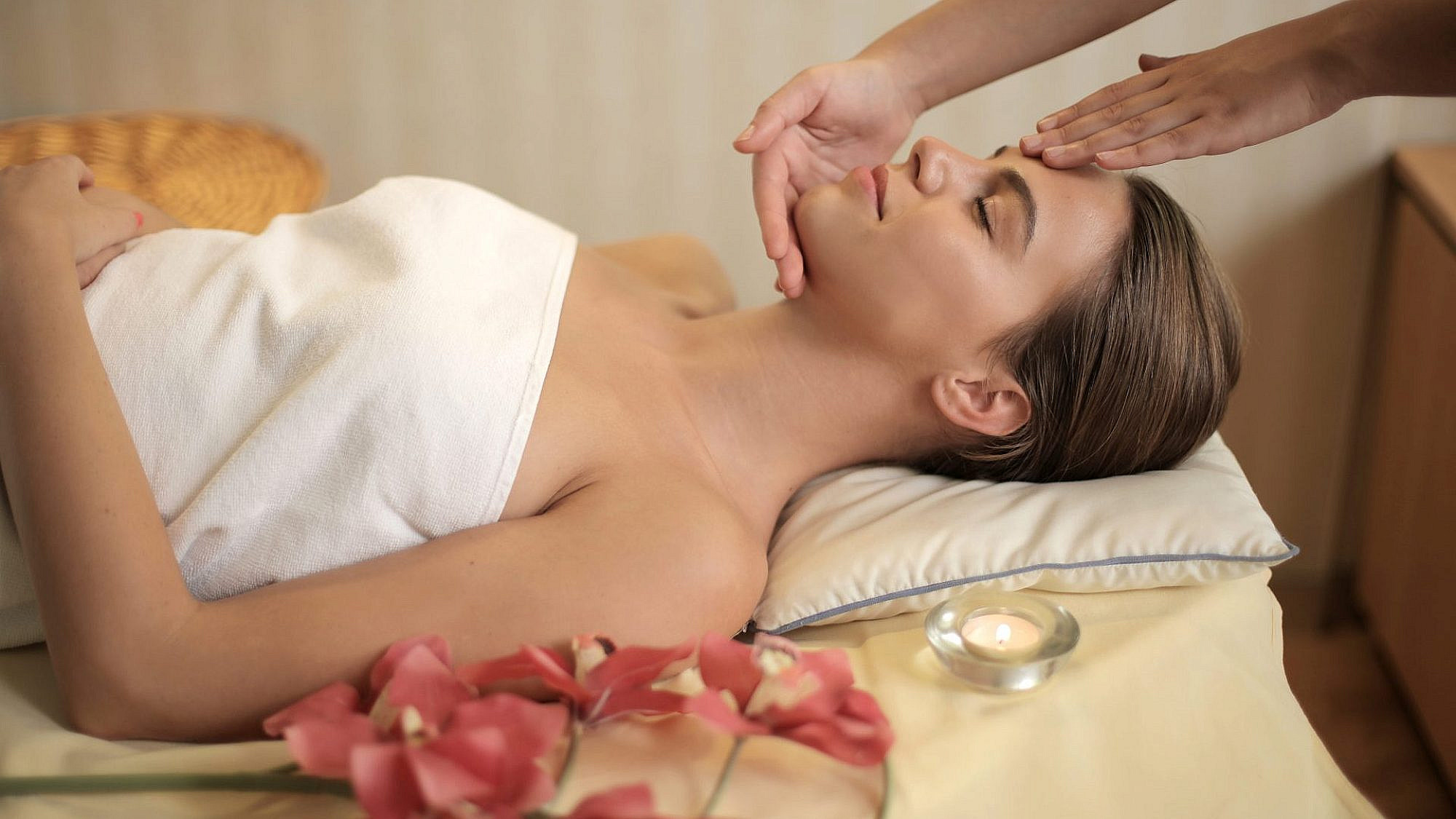 KOPIDO. עיסוי פנים בספא של מלון דן אכדיה | צילום: FREEPIK