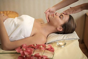 KOPIDO. עיסוי פנים בספא של מלון דן אכדיה | צילום: FREEPIK