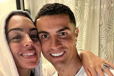 כריסטיאנו רונאלדו וג׳ורג׳ינה רודריגז מתחתנים. ולא, זו לא הטבעת | צילום: אינסטגרם georginagio@