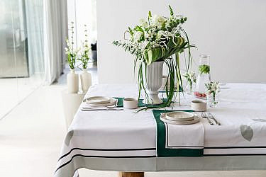 סטפניה גור. מפיות ומפות מעוצבות בעבודת יד 386-680 ש"ח | צילום: דניאל ישר