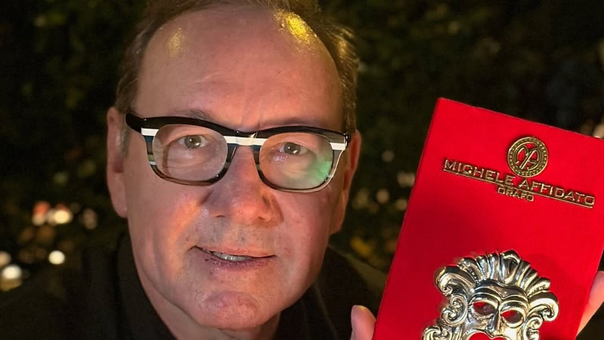 בא לחבק. קווין ספייסי | צילום: אינסטגרם kevinspacey@