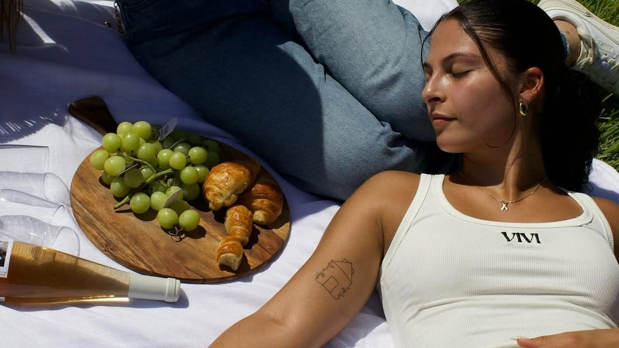 דניאלה גלבוע וקרינה ארייב עם חולצת Vivi - חולצת הנצחה לאביב חג'ג' ז"ל, שנפלה במוצב נחל עוז ב-7 באוקטובר | צילום: zivis social