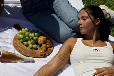 דניאלה גלבוע וקרינה ארייב עם חולצת Vivi - חולצת הנצחה לאביב חג'ג' ז"ל, שנפלה במוצב נחל עוז ב-7 באוקטובר | צילום: zivis social