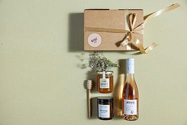 MIMI VAZA. יין רוזה, דבש ונר ריחני. 155 ש"ח | צילום: יח"צ