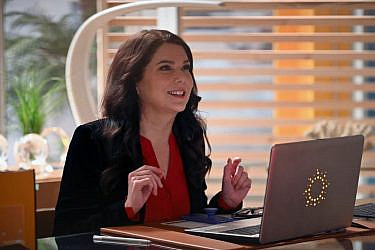 כן, זאת לורליי גילמור בתפקיד חדש. "הבוסים החדשים" | צילום: יח"צ
