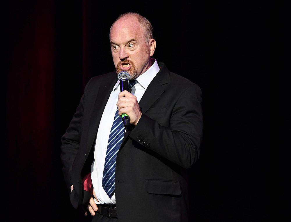 פתח את הרוכסן לפני שפתח קופה. לואי סי. קיי בהופעה | צילום: gettyimages