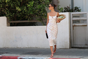 גוטקס. שמלת מידי דובדבנים 239 ש"ח במקום 299 ש"ח | צילום: גיאה שדה