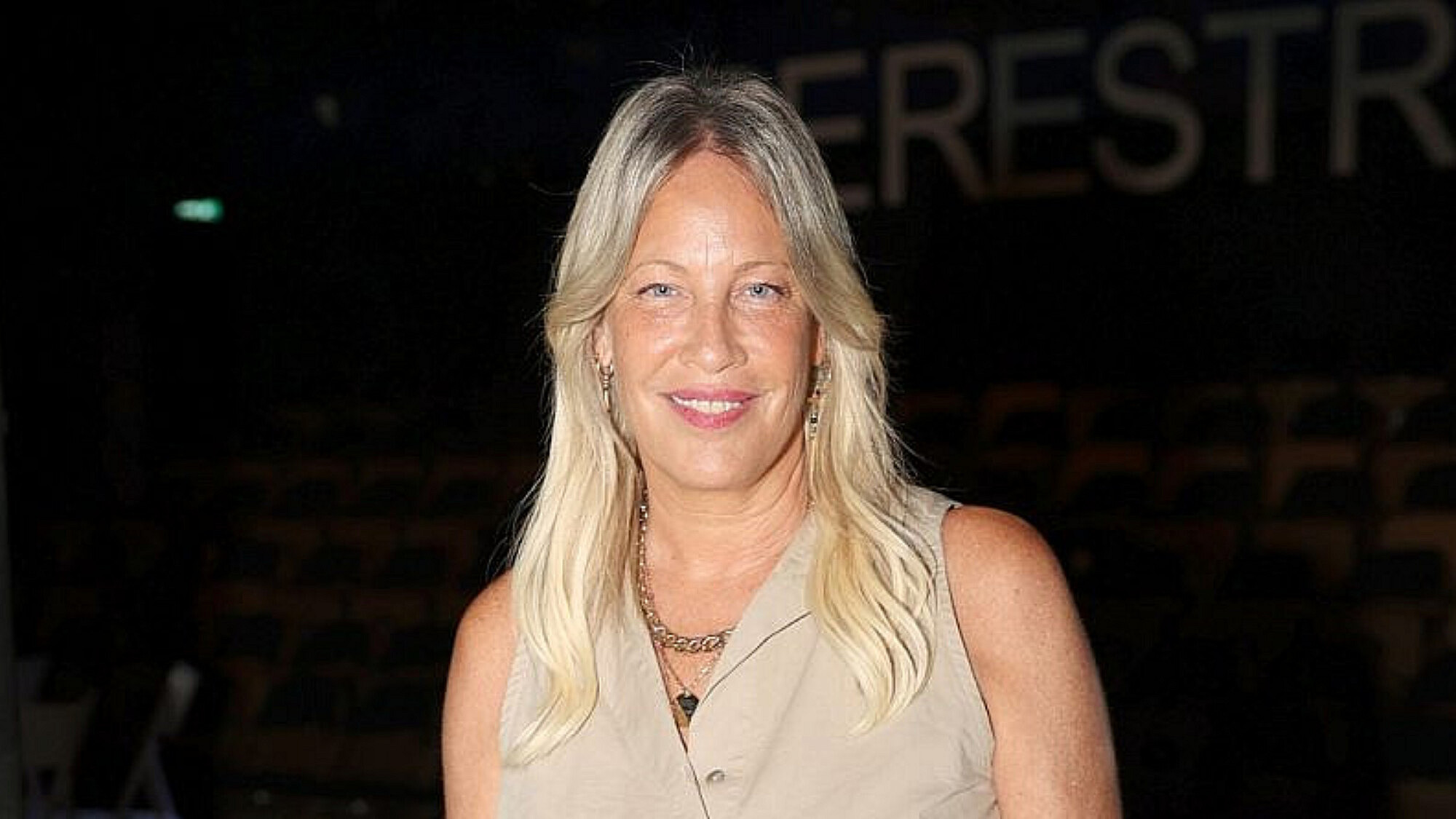 זה כולל חיוך ומזגן. דנה דבורין בפרימיירה להצגה "אזהרת טריגר" בקאמרי | צילום: אור גפן