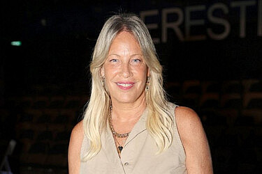 זה כולל חיוך ומזגן. דנה דבורין בפרימיירה להצגה "אזהרת טריגר" בקאמרי | צילום: אור גפן