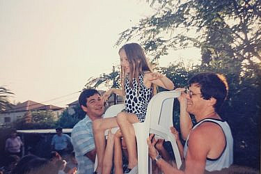 אין חגיגה בלי כל הכיתה. מור בירן מורג בילדותה | צילום: אלבום משפחתי