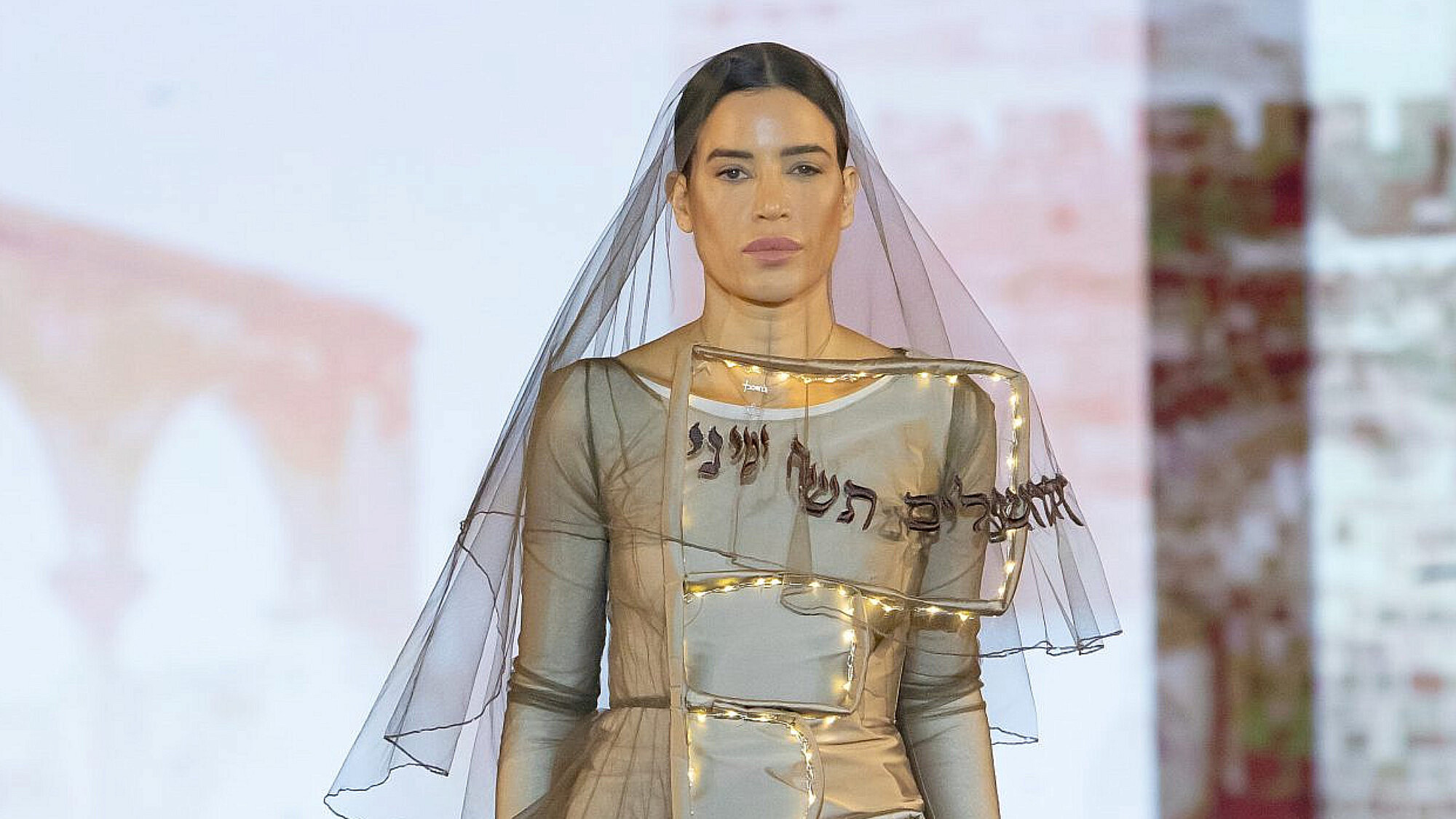 נטלי דדון בתצוגה של אלקי כץ, שבוע האופנה ישראל קנדה תל אביב 2025 | צילום: ענבל מרמרי